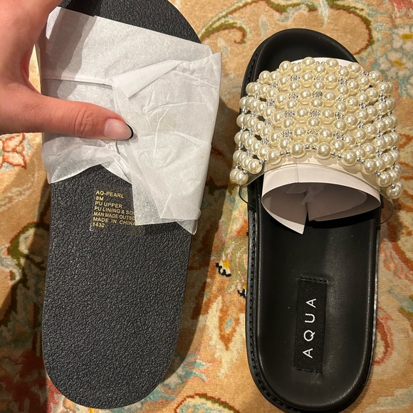 Aqua Pearl slip on slide sandals in size 8 - Picture 2 of 3